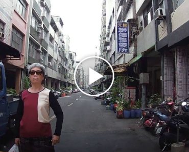 Mulher Caminha Pelo Meio Da Estrada e Exige a Condutor Que Se Desvie Mulher Caminha Pelo Meio Da Estrada e Exige a Condutor Que Se Desvie