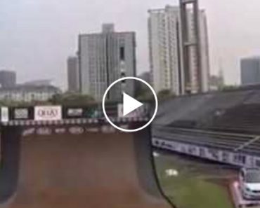 Magnífica Troca De Bicicleta Durante Salto