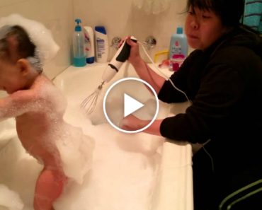 Pais Publicam Vídeo Com o Filho a Dançar No Banho Enquanto Mãe Usa Varinha Elétrica Na Água