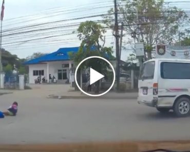 Criança Cai De Carrinha Em Andamento e Condutor Só Se Apercebe Vários Metros Depois Criança Cai De Carrinha Em Andamento e Condutor Só Se Apercebe Vários Metros Depois