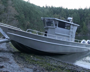 Barco Inovador Consegue Sair Da Água Sozinho Com Este Incrível Sistema