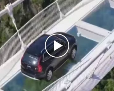 Carro De 2 Toneladas Atravessa Ponte De Vidro Na China Para Comprovar Que é Segura