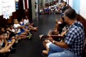 Professor Toca Musica Para Acalmar Crianças Durante Um Tiroteio No Brasil