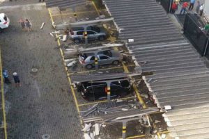Parque De Estacionamento Fica Destruído Após Idoso Tentar Retirar Carro Do Vizinho