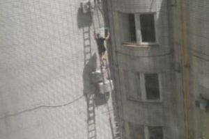VIDEO: Técnico Sobe Escada Com Ar Condicionado Nos Ombros Para Fazer Instalação Em Elevado Apartamento