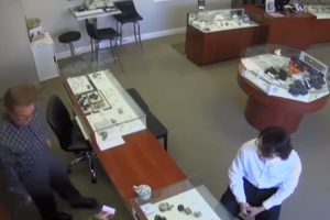 VIDEO: Ladrão Descarado Usa a Mais Simples Técnica Para Roubar Diamante De 27.000 Dólares