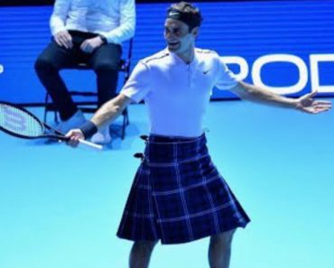 Roger Federer Sobe Ao Court De Saia Em Partida De Exibição