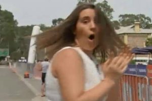 Momento Insólito Em Que Camião ‘Rouba’ a Meta De Uma Prova De Ciclismo