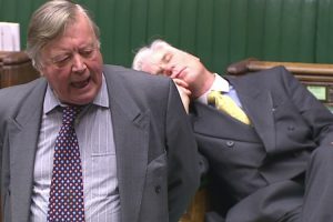 Deputado Britânico Adormece Durante Debate Na Câmara Dos Comuns