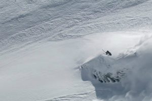 Esquiador Escapa De Avalanches e Ainda Dá Mortal Durante Fuga