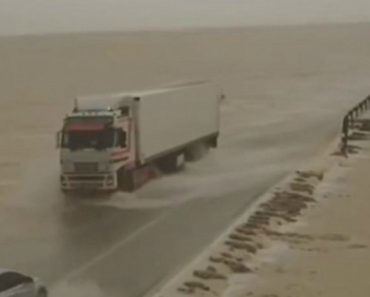 Deserto Transforma-se Em “Rio” Após Chover Num Único Dia o Equivalente a 3 Anos