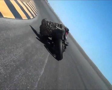 VIDEO: Motociclista Toca Com Capacete Na Pista Em Curva Extrema