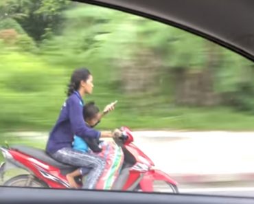 VIDEO: Mãe Conduz Scooter Com Filho, Sem Capacete e a “Teclar” No Smartphone