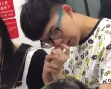 VIDEO: Jovem Chinês Usa Mão Da Namorada Para Limpar o Nariz