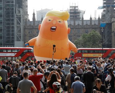 Balão Gigante De “Bebé Trump” Flutua Em Frente Ao Parlamento Britânico Balão Gigante De “Bebé Trump” Flutua Em Frente Ao Parlamento Britânico