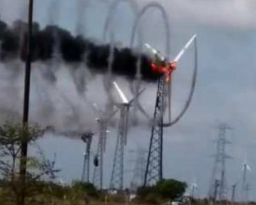 Turbina Eólica Cria Invulgar Efeito De Vórtice Com o Fumo Enquanto é Consumida Pelas Chamas