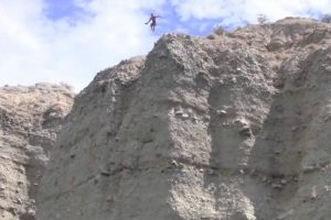 VIDEO: Jovem Corajoso Faz Salto Arriscado Para o Lago