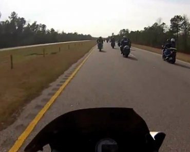 VIDEO: Mulher Irritada Tenta Ultrapassar Grupo De Motociclistas Pela Berma Da Estrada