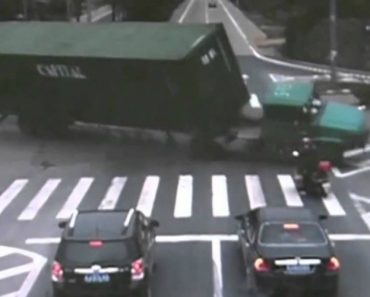VIDEO: Motociclista Escapa Por Centímetros De Ser Esmagado Por Camião