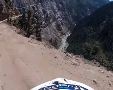 VIDEO: Motociclista Filma Descida Num Dos Caminhos Mais Perigosos Do Mundo