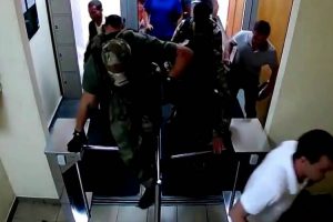 VIDEO: Forças Especiais Da Ucrânia Invadem Prédio Mas Logo Na Entrada Encontram Desafiante Obstáculo
