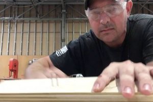 VIDEO: Carpinteiro Ficou Tão Assustado Com o Que Viu Que Demorou a Perceber a Brincadeira Do Colega