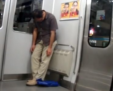 VIDEO: Japonês Apanhado a Dormir Em Pé No Metro de Forma Hilariante