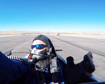 VIDEO: Piloto é Atingido Por Asa De Avião Quando Se Preparava Para Levantar Voo