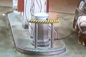 VIDEO: Câmara De Vigilância De Posto De Combustível Capta Momento Em Que Mulher Tenta Encher Pneu Com Gasolina