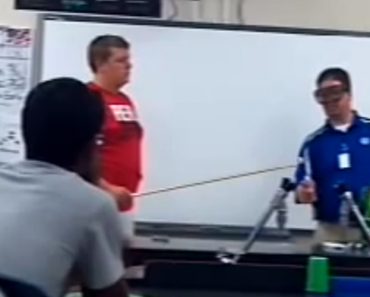 VIDEO: Professor De Química Esquece-se De Pormenor Importante Ao Fazer Experiência