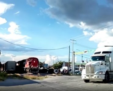 VIDEO: Camião Colhido Por Comboio Durante Travessia De Passagem De Nível