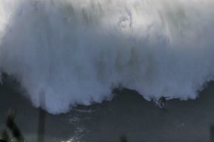 Surfista Passa Por Momentos Complicados Nas Gigantescas Ondas Da Nazaré