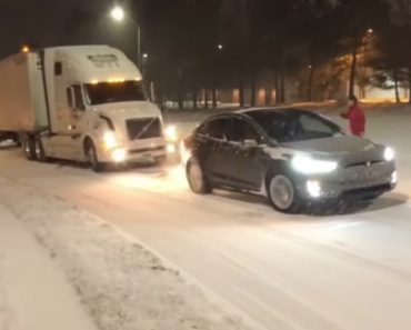 Tesla Model X é Visto a Rebocar Camião Numa Estrada Coberta De Neve