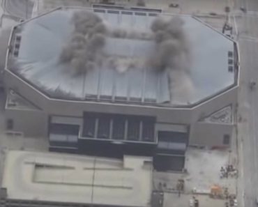 Monumental Implosão: Assim Caiu a Cobertura Da Antiga Casa Dos Milwaukee Bucks