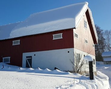 2 Homens Removem Espessa Camada De Neve Do Telhado De Uma Casa Usando Apenas Uma Corda