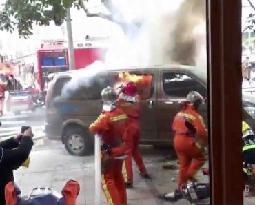 Carrinha Abalroa Várias Pessoas Em Xangai Após Incêndio No Seu Interior