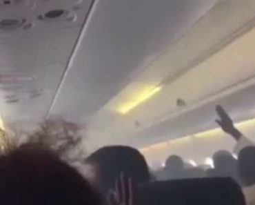 Passageiros Filmam o Pânico Vivido Num Avião Com o Motor Em Chamas Passageiros Filmam o Pânico Vivido Num Avião Com o Motor Em Chamas