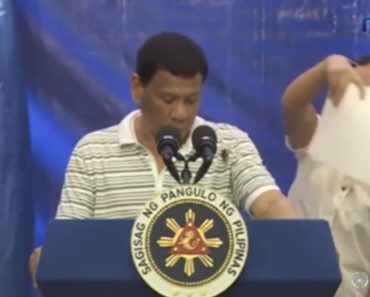 Barata Gigante Rasteja Sobre o Ombro Do Presidente Das Filipinas Durante Discurso