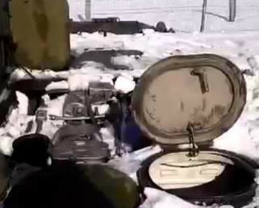 Tanque Completamente Submerso Na Neve Mostra-se Invencível Assim Que Começa a Andar