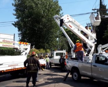 Condutor Impaciente Interrompe Trabalho Na Estrada, Desvia Veículo Com Plataforma Elevatória e Fere Trabalhador