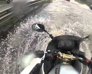 Motociclista Corajoso Atravessa Estrada Inundada Motociclista Corajoso Atravessa Estrada Inundada