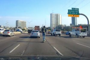 Jovem é Filmado a Andar De Trotinete Elétrica Da Lime Na Auto-Estrada