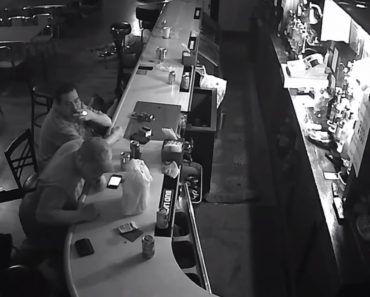 Homem Não Se Deixa Abalar Por Assaltante Armado e Tranquilamente Fuma o Seu Cigarro
