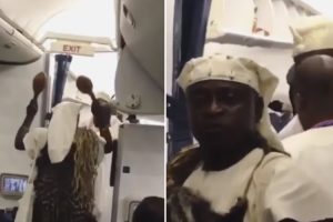 Invulgar Momento Em Que Chefe Espiritual Faz Ritual No Interior De Avião Antes Da Decolagem