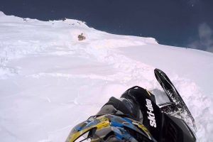 Homem Apanhado Por Enorme Avalanche Enquanto Andava De Moto De Neve