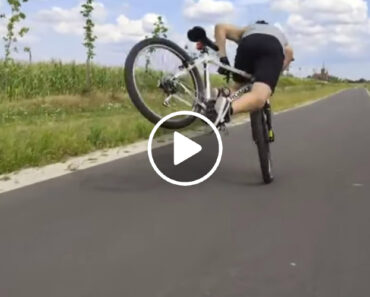 Ciclista Demonstra Na Perfeição Como Não Abrir Uma Garrafa De Cerveja Com a Roda Da Bicicleta Ciclista Demonstra Na Perfeição Como Não Abrir Uma Garrafa De Cerveja Com a Roda Da Bicicleta