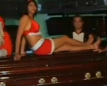 VIDEO: O Bizarro Vídeo De Natal Realizado Por Uma Funerária