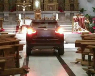 Jovem Destrói Igreja Com o Carro e Alegou Que Estava Possuído Pelo Diabo Jovem Destrói Igreja Com o Carro e Alegou Que Estava Possuído Pelo Diabo