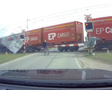 VIDEO: Ciclista Imprudente Quase é Atingido Por Comboio VIDEO: Ciclista Imprudente Quase é Atingido Por Comboio