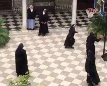 VIDEO: Freiras Aproveitam Pausa Na Costura De Máscaras Para Jogar Basquetebol No Convento VIDEO: Freiras Aproveitam Pausa Na Costura De Máscaras Para Jogar Basquetebol No Convento